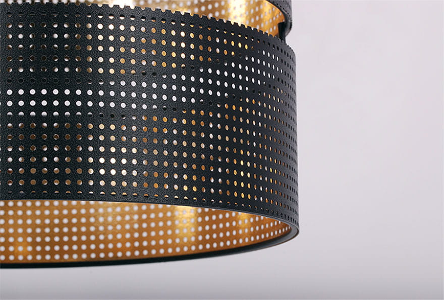 Czarna lampa wisząca Zimbo z czterema oprawami E27, wykonana z perforowanego metalu. Widoczna złota powłoka wewnętrzna, podkreślająca nowoczesny design. Ujęcie z boku, ukazujące detale struktury i kształt klosza.