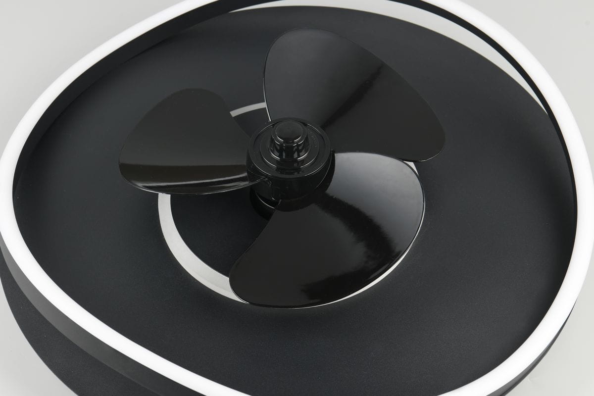 Czarna lampa sufitowa Sortland z wentylatorem, z widocznymi trzema łopatkami wentylatora. Wokół lampy znajduje się delikatny, biały pierścień. Produkt z możliwością sterowania pilotem, przeznaczony do oświetlenia i wentylacji przestrzeni.