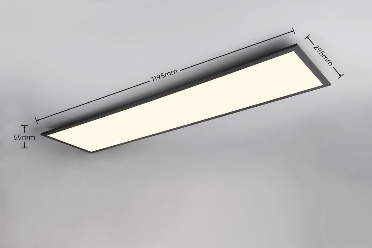 Plafon Beta w kolorze czarnym, z pilotem, o wymiarach 1195 mm x 295 mm x 55 mm. Źródło światła LED 31W z możliwością zmiany kolorów RGBW. Produkt zamontowany na suficie, z prostokątną, płaską powierzchnią emitującą światło.