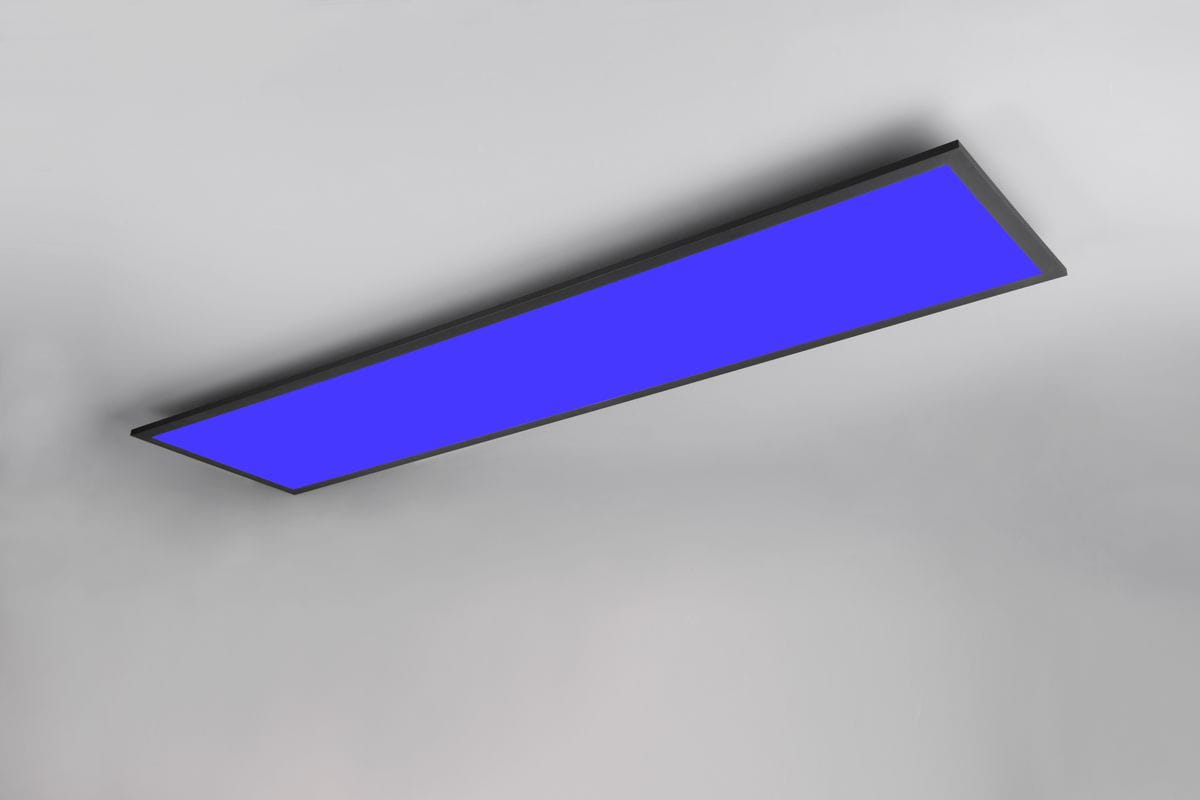 Czarny plafon Beta z pilotem, z jednolitą, niebieską powierzchnią LED o mocy 31W. Ujęcie z góry, zamontowany na suficie, prostokątny kształt. Idealny do nowoczesnych wnętrz.