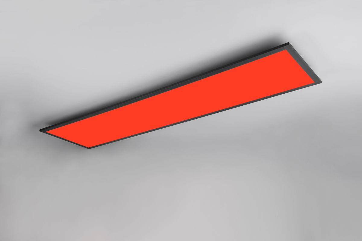 Czarny plafon Beta z pilotem, z jedną diodą LED o mocy 31W, emitujący światło RGBW. Produkt prezentowany w perspektywie z dołu, w formie prostokątnej, z wyraźnym czerwonym podświetleniem na tle szarego sufitu.