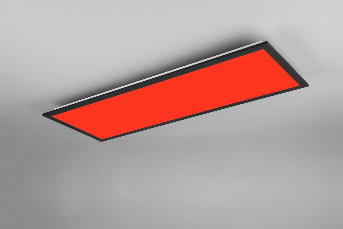 Plafon Beta w kolorze czarnym, z pilotem, o wymiarach prostokątnych. Ujęcie z góry, z wyraźnym podświetleniem w kolorze czerwonym. Produkt przeznaczony do montażu sufitowego, wykonany z materiałów odpornych na wysoką temperaturę.