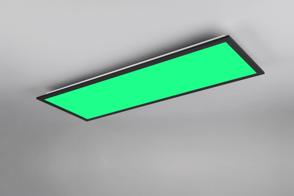 Plafon Beta w kolorze czarnym z jedną diodą LED 31W, emitujący światło RGBW. Ujęcie z góry, produkt wmontowany w sufit, na tle szarym. Widoczna zielona iluminacja. Brak dodatkowych dekoracji czy napisów.