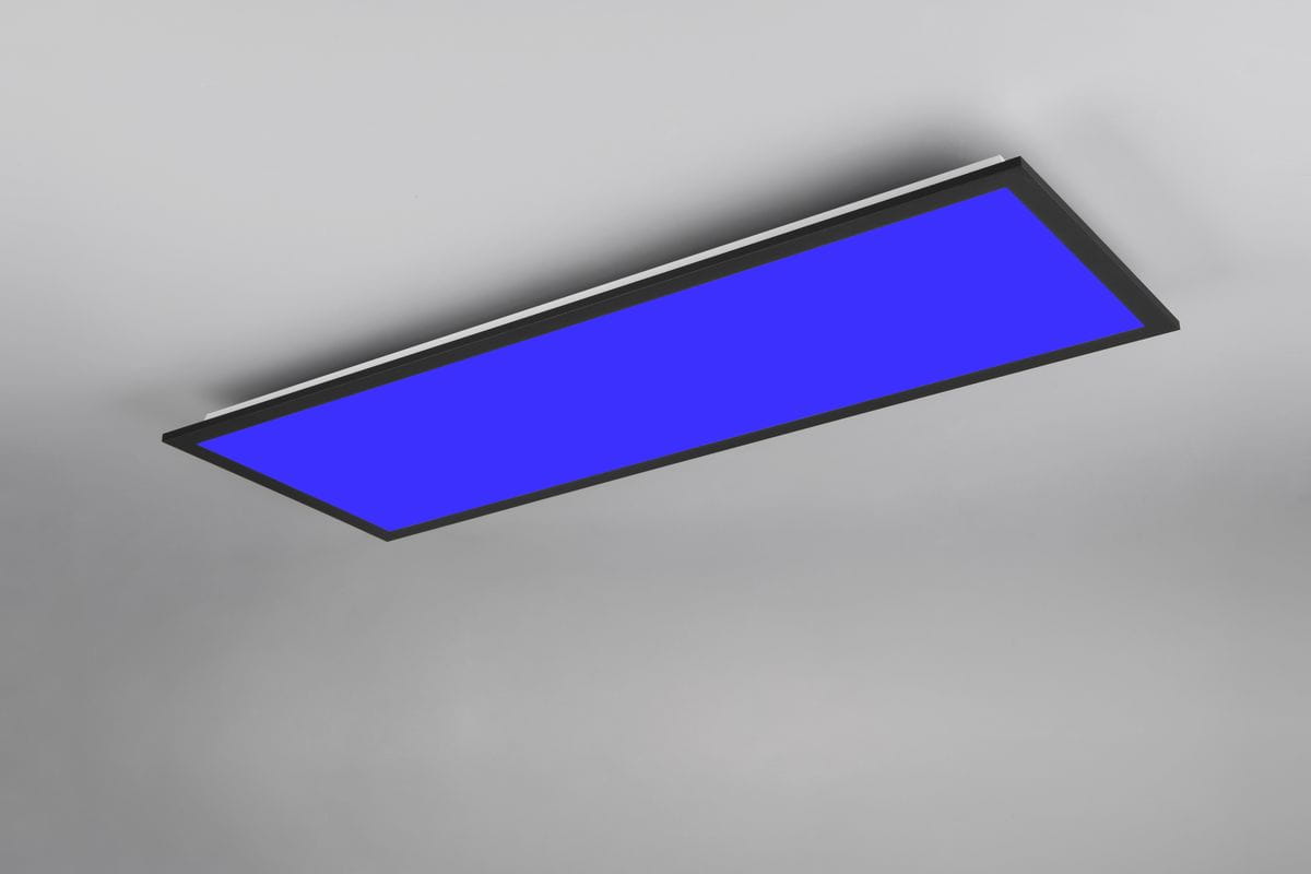 Plafon Beta w kolorze czarnym, z pilotem. Prostokątny kształt z diodami LED o mocy 31W, emitujący światło RGBW. Ujęcie z góry, montowany na suficie, w tle szare. Widoczna niebieska barwa światła.