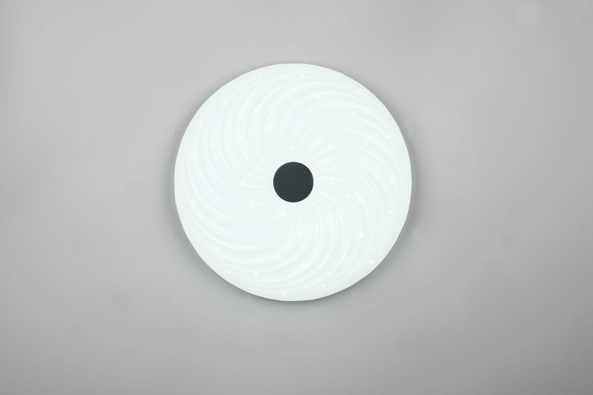 Plafon Gravity w kolorze białym, okrągły, z wbudowanym źródłem światła LED o mocy 22W. Posiada centralny otwór oraz spiralny wzór na powierzchni. Zawiera pilot do zdalnego sterowania. Zawieszony na jasnym tle.