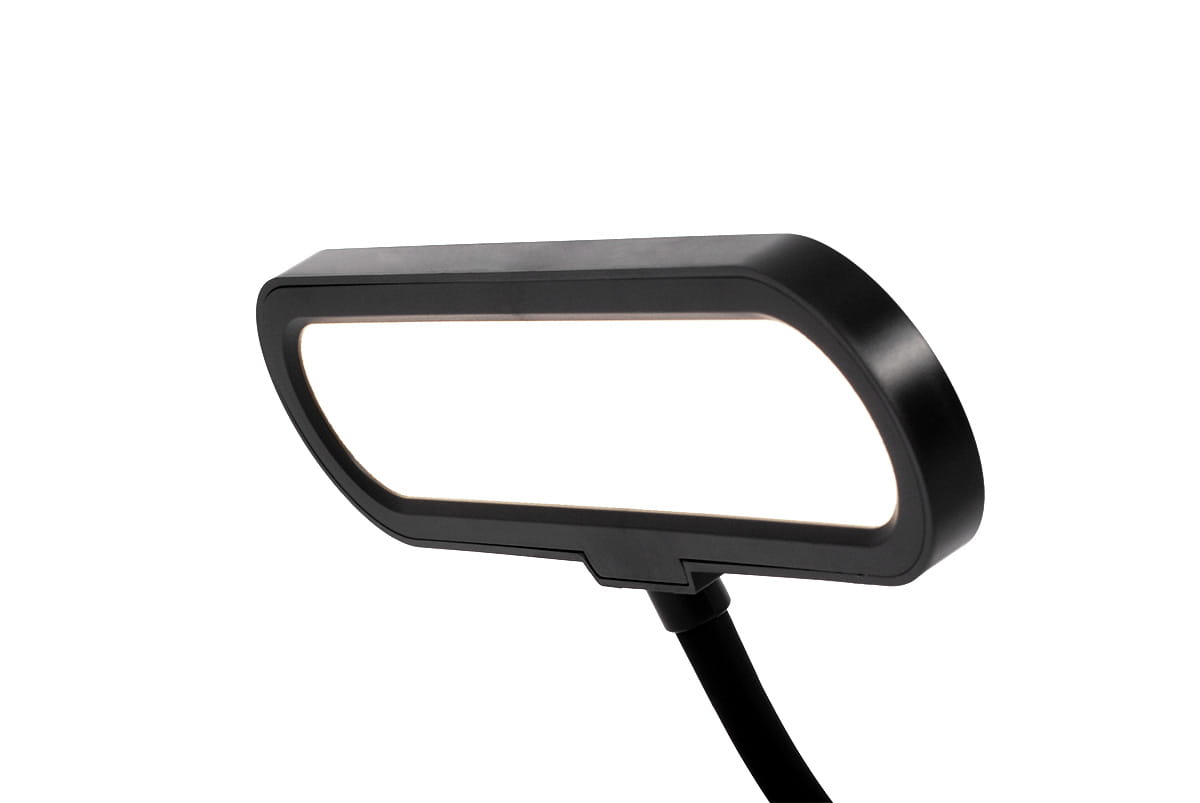 Lampka biurkowa Dafi LED w kolorze czarnym, z płaską, prostokątną głowicą lampy. Wykonana z matowego materiału, z elastycznym przewodem. Ujęcie z boku, ukazujące kształt i miejsce na żarówkę LED o mocy 10W.