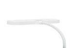 Biała lampka biurkowa Dafi LED z jedną diodą LED o mocy 10W. Posiada prostokątną, płaską głowicę oraz elastyczny, zakrzywiony korpus. Widoczny kabel zasilający, minimalistyczny design.