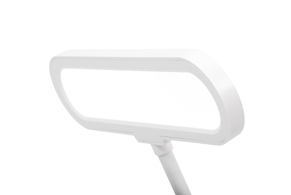 Biała lampka biurkowa Dafi z jedną diodą LED o mocy 10W, o prostokątnej głowicy i regulowanej nodze. Ujęcie z boku pokazuje gładką powierzchnię oraz strukturalną siatkę w kloszu, co podkreśla nowoczesny design.