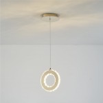 Girona lampa wisząca 1xLED/10W w kolorze złotym, w kształcie pierścienia z przezroczystymi detalami, zawieszona na cienkim przewodzie. Ujęcie frontalne, na białym tle, ukazujące nowoczesny design i eleganckie wykończenie.
