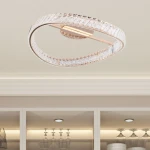 Lampa sufitowa Gano 1xLED/40W w kolorze złotym, o nowoczesnym, owalnym kształcie, z przezroczystym, teksturowanym kloszem. Montowana na suficie, idealna do współczesnych wnętrz. Widoczny detal to elegancka konstrukcja z kryształowymi elementami.