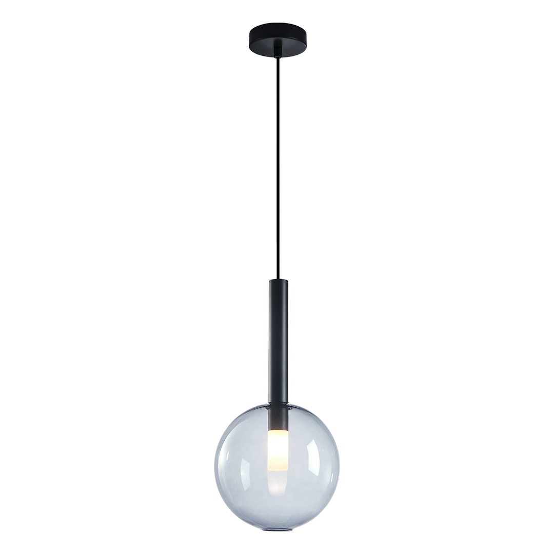 Lampa wisząca Niko D20 z czarnym metalowym uchwytem i przezroczystą, okrągłą kloszem. Zawieszona na cienkim przewodzie, z jedną oprawą na żarówkę G9. Prosta, nowoczesna forma, idealna do różnych aranżacji wnętrz.