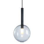 Lampa wisząca Niko D20 z pojedynczym źródłem światła G9. Czarna metalowa rura łączy się z przezroczystą, okrągłą kulą. Kula ma gładką powierzchnię, a wewnątrz widoczna jest oprawka z żarówką. Produkt zawieszony na cienkim czarnym kablu.
