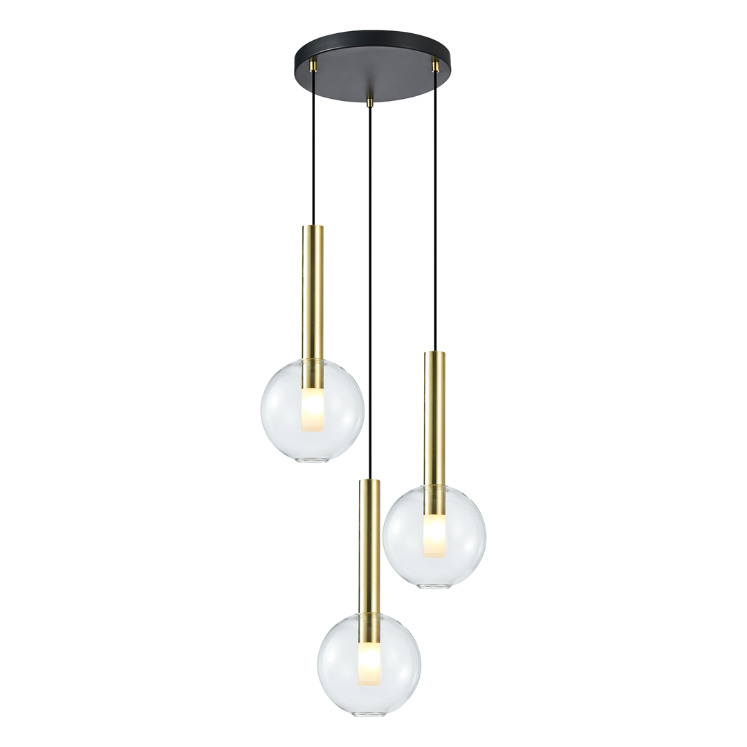 Lampa wisząca Niko z trzema źródłami światła G9. Złote metalowe elementy z długimi uchwytami i przezroczystymi kulistymi kloszami. Ujęcie z przodu, zawieszona na czarnym przewodzie z okrągłym mocowaniem sufitowym.