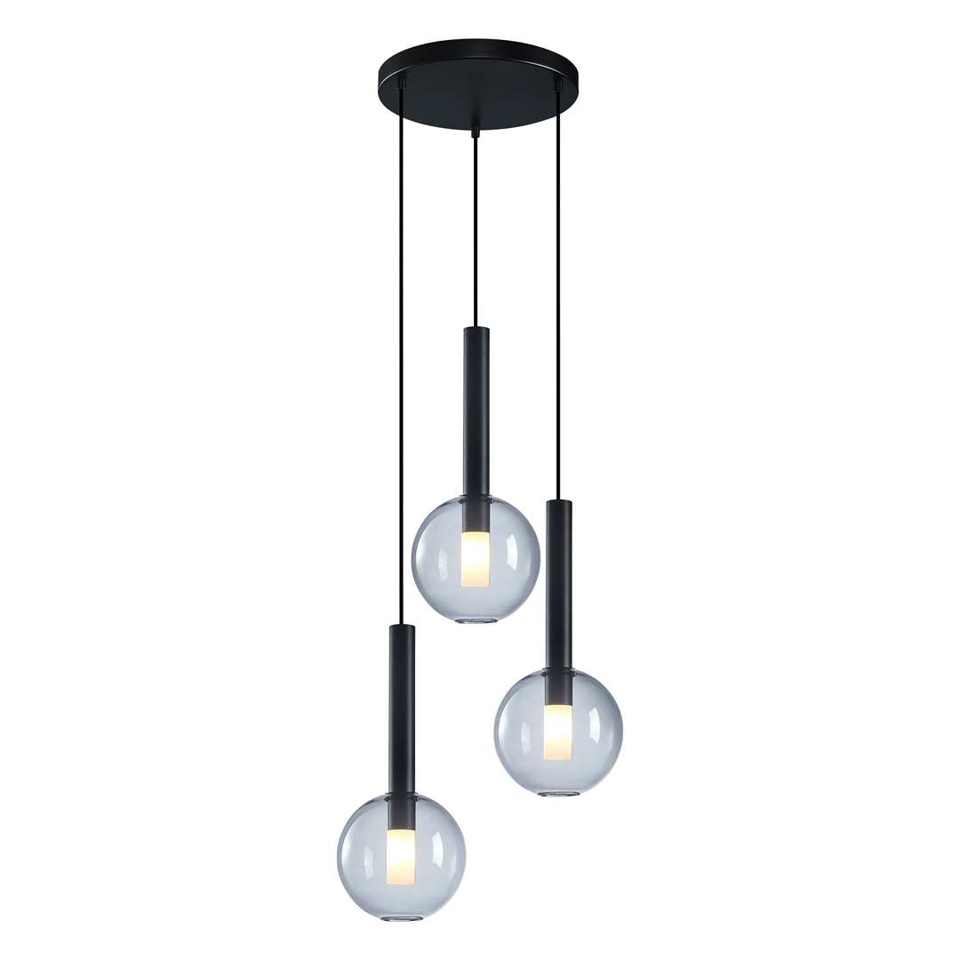Lampa wisząca Niko z trzema kulistymi kloszami z przezroczystego szkła, zawieszona na czarnych linkach. Metalowy sufitowy uchwyt w kolorze czarnym. W każdym kloszu umieszczona żarówka G9. Prosta forma idealna do nowoczesnych wnętrz.