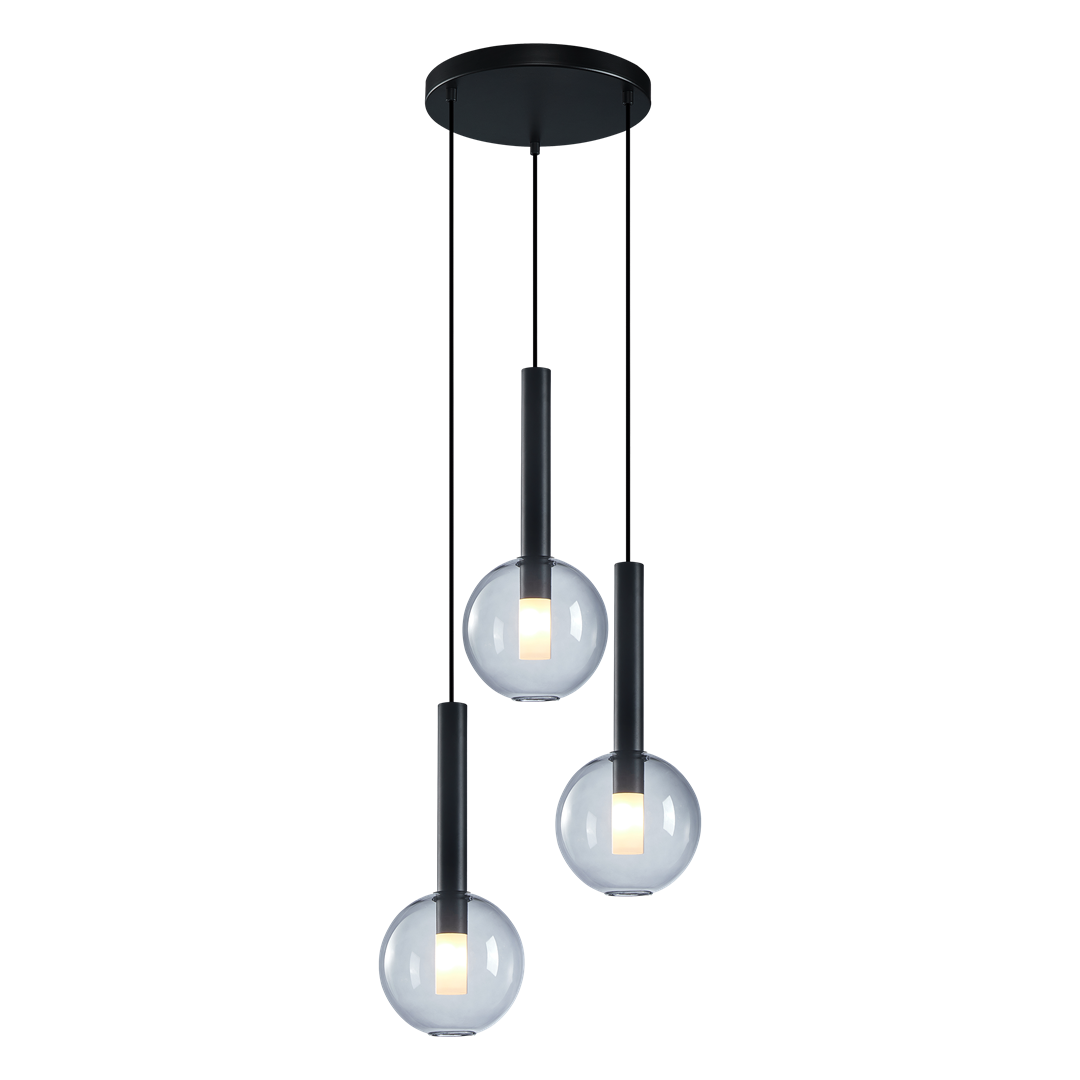 Lampa wisząca Niko z trzema kloszami w kształcie kul, z czarnymi metalowymi uchwytami, zawieszona na cienkich linkach. Klosze są przezroczyste, z widocznymi źródłami światła, montowane na okrągłej podstawie sufitowej.
