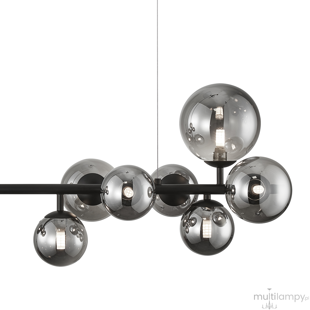 Lampa wisząca Mila z dziesięcioma kulistymi kloszami w kolorze czarnym, wykonana z metalu i szkła. Klosze w różnych rozmiarach, półprzezroczyste, zawieszone na cienkim przewodzie. Elegancki, nowoczesny design idealny do wnętrz.