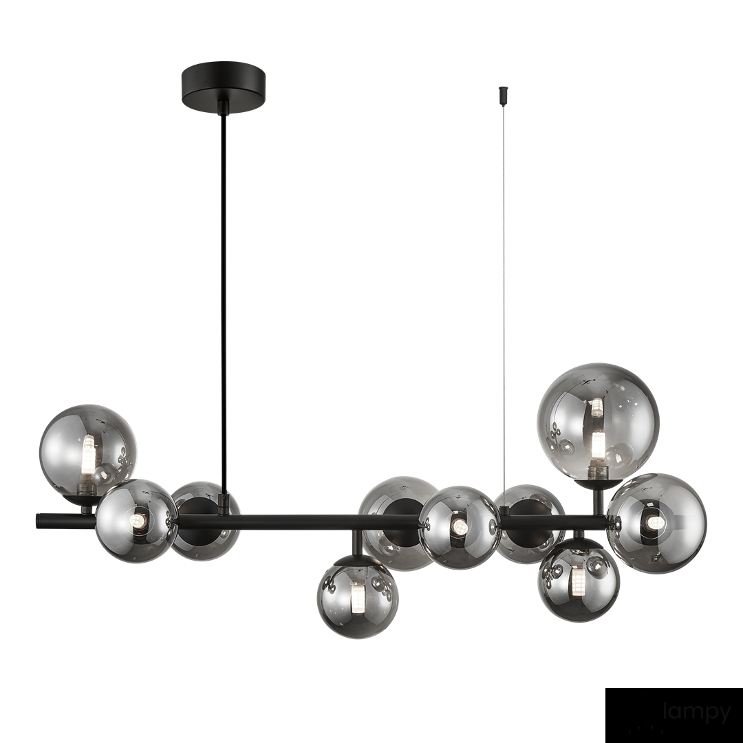 Lampa wisząca Mila z 10 źródłami światła G9, w kolorze czarnym. Konstrukcja z metalowym stelażem i kulistymi, szklanymi kloszami w odcieniu ciemnego szkła. Ujęcie frontalne, zawieszona na cienkim przewodzie.