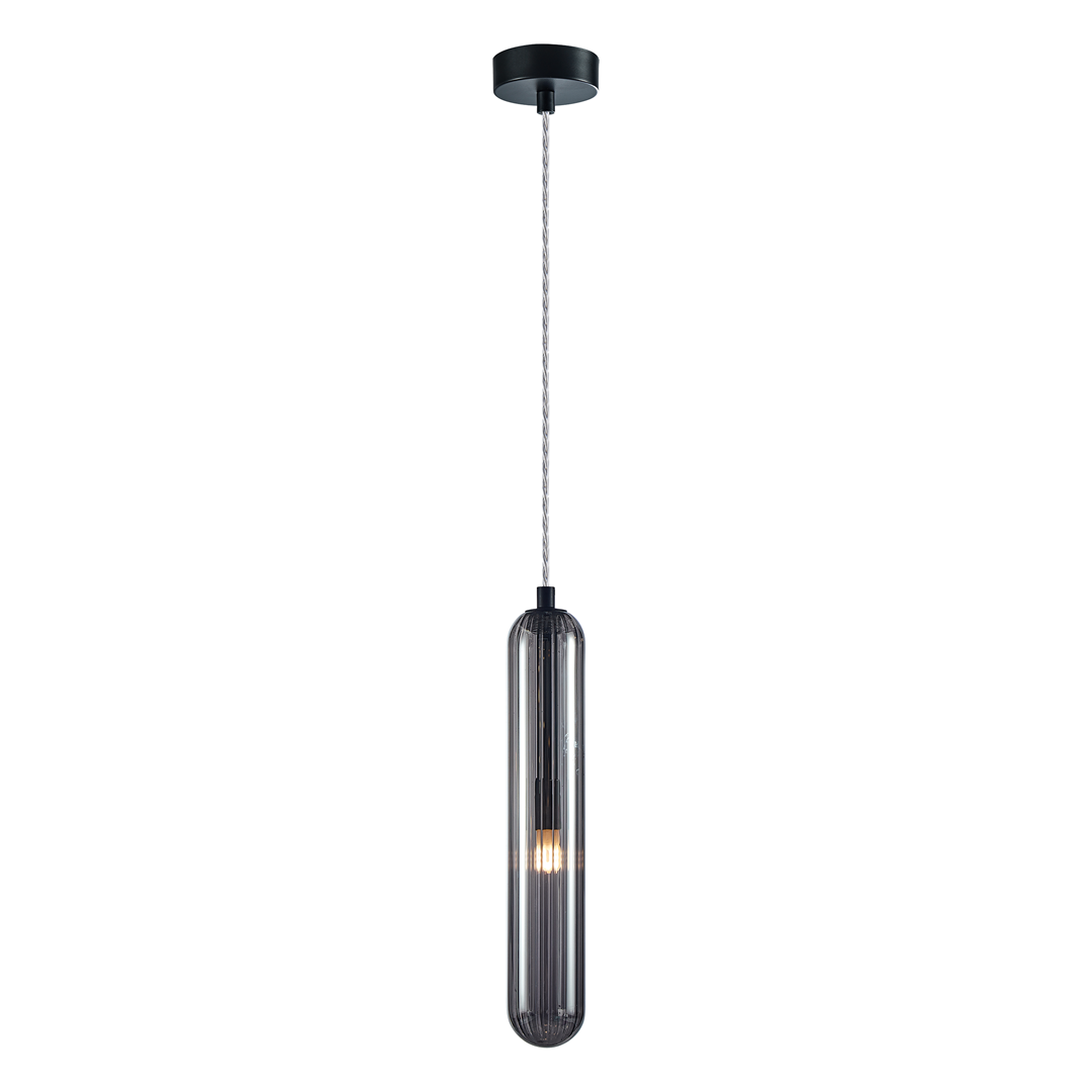 Czarna lampa wisząca Pax z jednym gniazdem G9, zawieszona na cienkim przewodzie. Klosz ma cylindryczny kształt z przezroczystego szkła, ukazując widoczną żarówkę wewnątrz. Montaż sufitowy, minimalistyczny design.