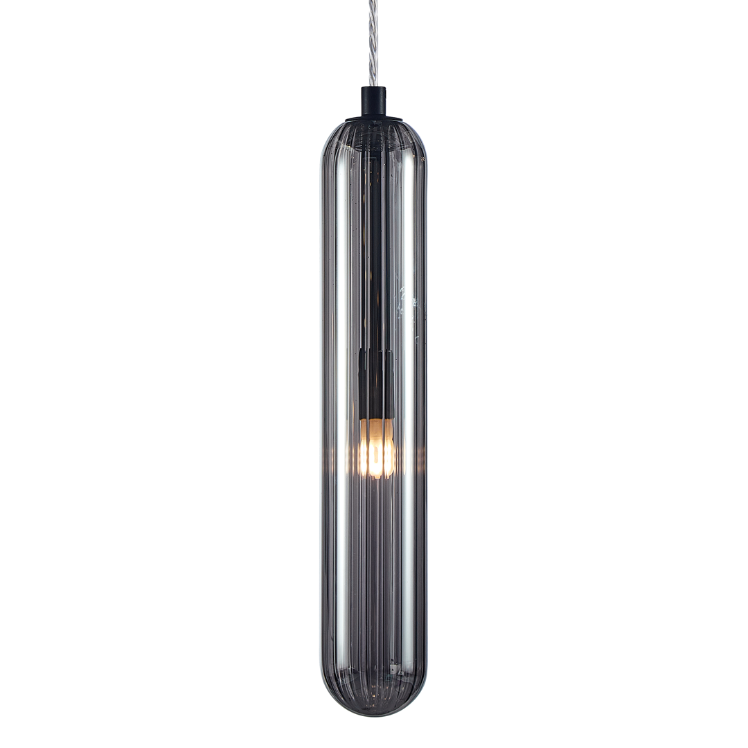 Lampa wisząca Pax w kolorze czarnym z przezroczystym, szklanym kloszem w kształcie cylindrycznym. Ujęcie frontalne, zawieszona na cienkim przewodzie. Wewnątrz widoczna żarówka G9, emitująca ciepłe światło. Prosty design, idealna do nowoczesnych wnętrz.