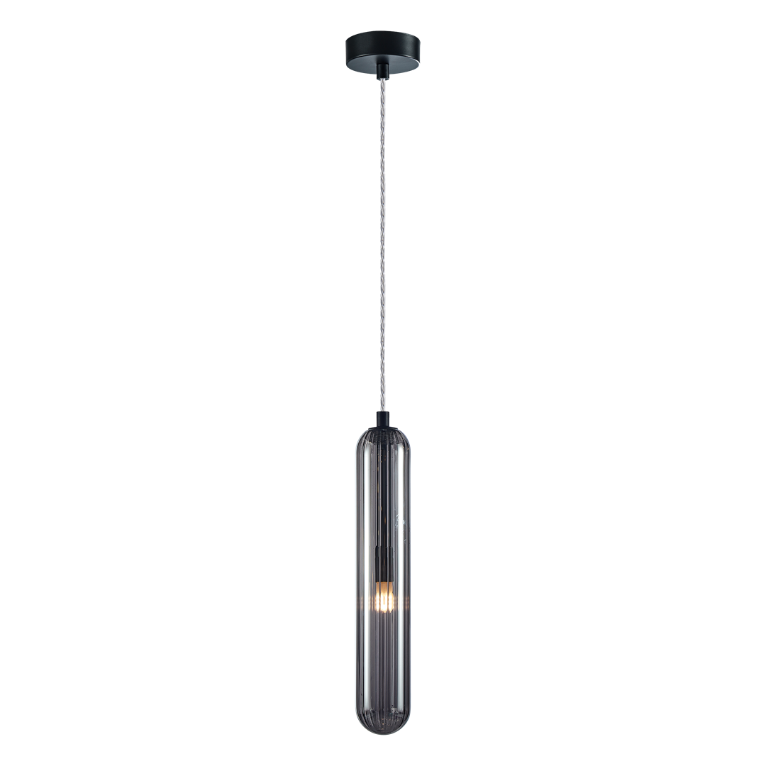Lampa wisząca Pax w kolorze czarnym z jednym gniazdem G9. Posiada szklany klosz w kształcie cylindrycznym, zawieszona na cienkim przewodzie. Widoczna żarówka w środku, zamontowana na metalowym elemencie.