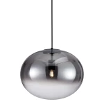 Lampa wisząca Campania z pojedynczym gniazdem E27, w kolorze czarnym. Osłona w kształcie dużej, połyskującej kuli z metalicznym wykończeniem, zawieszona na cienkim czarnym kablu. Widoczna żarówka wewnątrz.