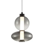 Lampa wisząca Daphne z czarnym wykończeniem, składająca się z dwóch szklanych kul w odcieniu ciemnoszarym, z centralnym elementem LED o białym świetle. Wisi na cienkim przewodzie, oferując nowoczesny design, idealna do wnętrz.