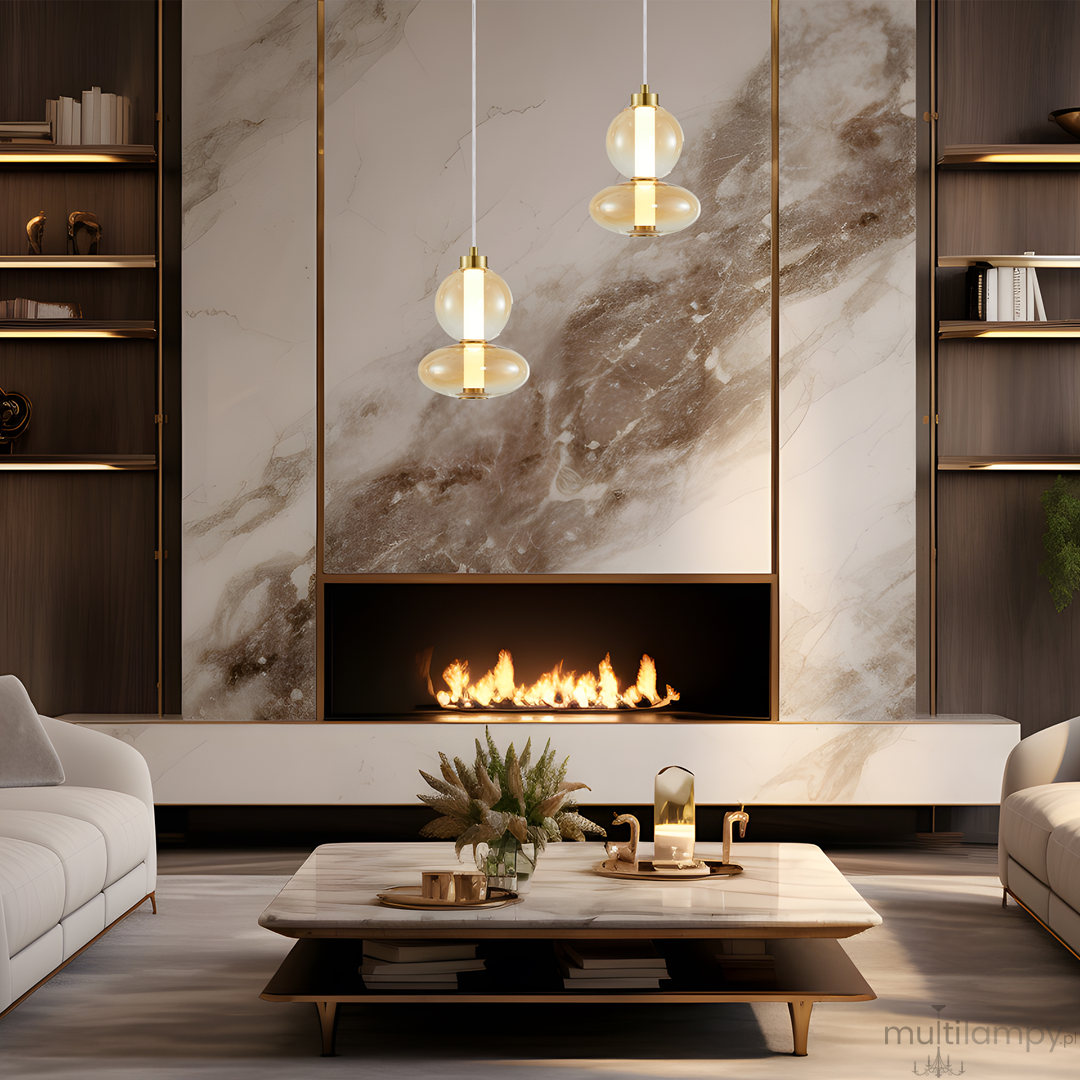 Lampa wisząca Daphne w kolorze złotym z jednym źródłem LED 12W, z podwójną szklaną kloszem o okrągłym kształcie. Zawieszona w eleganckim wnętrzu, nad stolikiem kawowym, z widocznym kominkiem w tle.