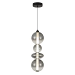Lampa wisząca Daphne z jednym źródłem LED o mocy 36W, w kolorze czarnym. Składa się z trzech szklanych kul w odcieniach szarości, zawieszonych na cienkim przewodzie, z okrągłym mocowaniem sufitowym.