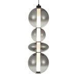Lampa wisząca Daphne, czarna, z jedną żarówką LED o mocy 36W. Składa się z trzech półprzezroczystych kul oraz prostokątnego elementu świetlnego. Zawieszona na cienkim przewodzie, idealna do nowoczesnych wnętrz.