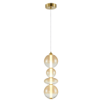 Lampa wisząca Daphne w kolorze złotym, z trzema szklanymi kulami o różnej średnicy. Posiada jedno źródło światła LED o mocy 36W. Ujęcie frontalne, zawieszona na białym przewodzie, z metalowym mocowaniem sufitowym. Proste tło.