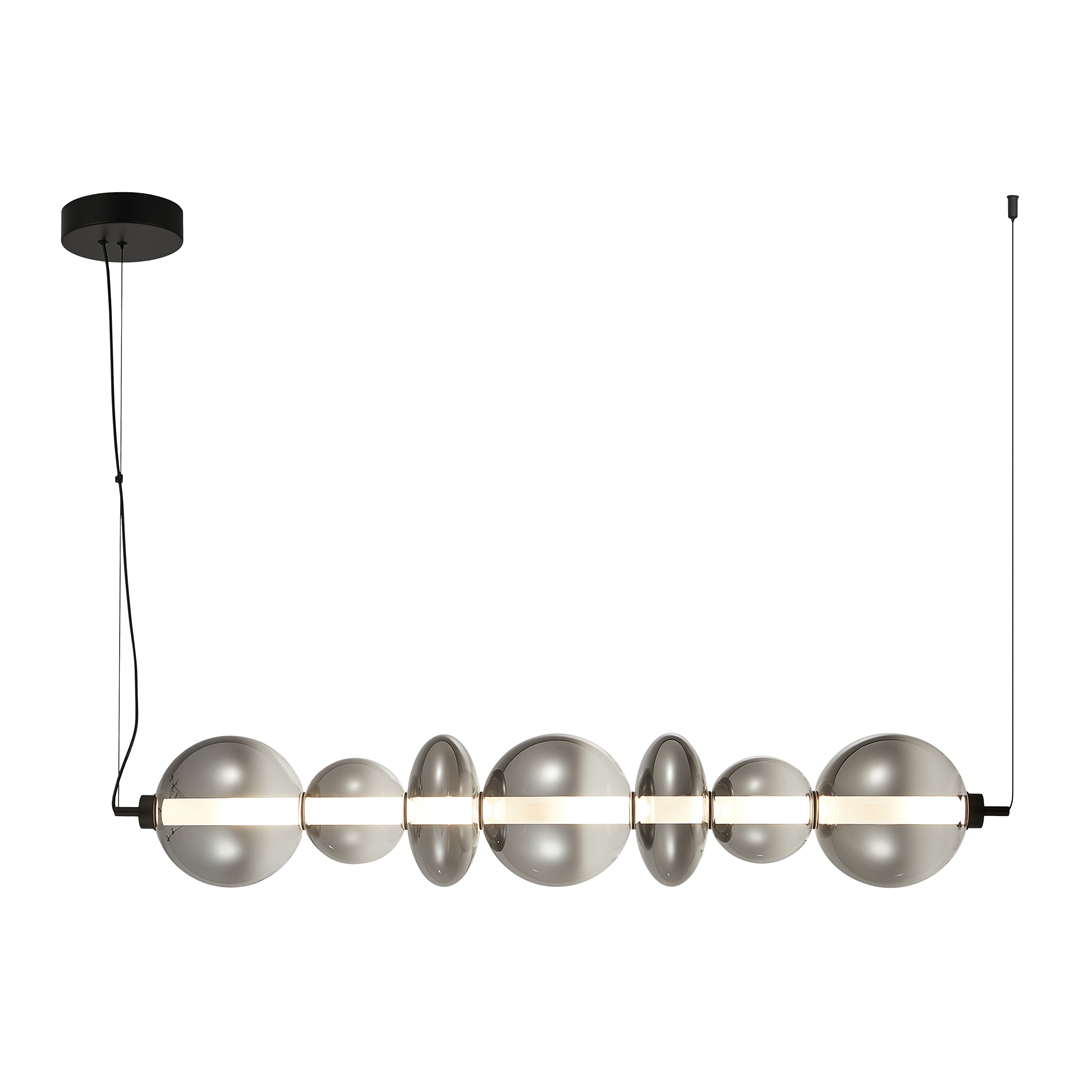 Lampa wisząca Daphne w kolorze czarnym, z jedną żarówką LED o mocy 40W. Składa się z sześciu szklanych kul w różnych rozmiarach, zawieszonych na cienkim przewodzie. Prosta, nowoczesna konstrukcja z okrągłym mocowaniem sufitowym.