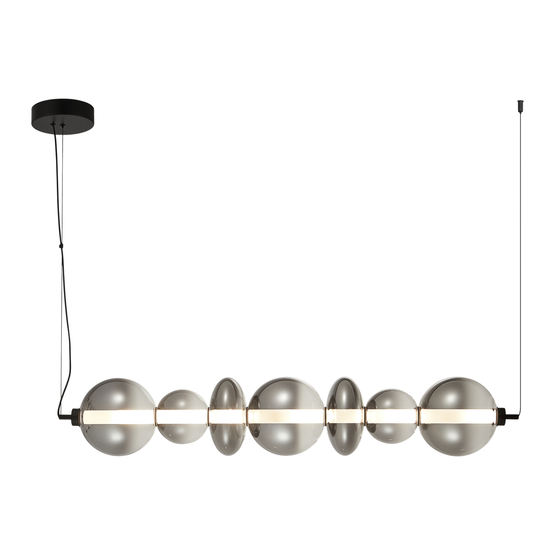 Lampa wisząca Daphne, czarna, z jednym źródłem LED 40W. Posiada szereg szklanych kul w różnych rozmiarach, zawieszona na cienkim kablu. Klasyczny, nowoczesny design, montowana na suficie, z minimalistycznym wykończeniem.