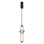 Czarna lampa wisząca Campo z pojedynczym źródłem światła LED o mocy 19W, zawieszona na cienkim, czarnym przewodzie. Szklana obudowa w kształcie cylindrycznym z dekoracyjnymi elementami, umieszczona na prostokątnym mocowaniu.