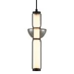 Lampa wisząca Campo w kolorze czarnym, wykonana z przezroczystego szkła. Posiada cylindryczny kształt z dekoracyjnymi elementami, w tym oświetleniem LED o mocy 19W. Zawieszona na czarnym kablu, prezentuje nowoczesny design.