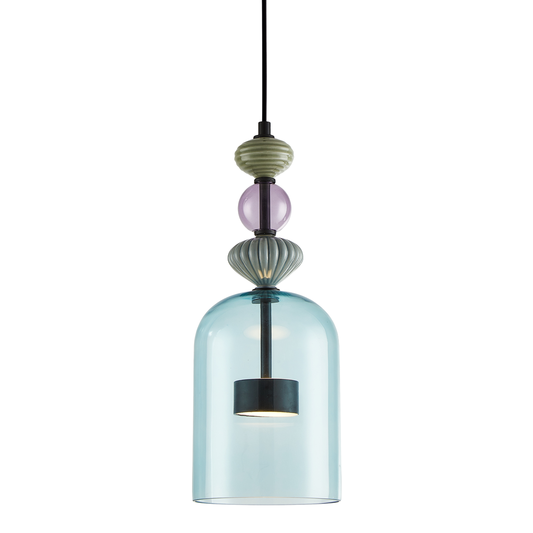 Lampa wisząca Arte z jedną żarówką LED 12W, z przezroczystym kloszem w odcieniu niebieskim, ozdobiona kolorowymi elementami z ceramiki. Powieszone na czarnym przewodzie, z metalowym detalem w dolnej części.