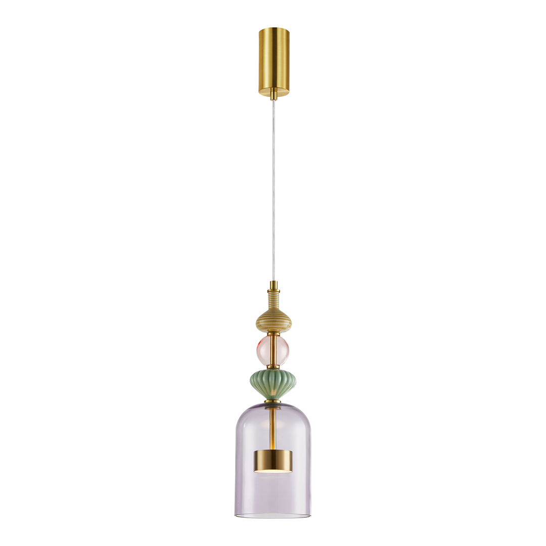 Lampa wisząca Arte z jedną żarówką LED 12W w kolorze mosiądzu i fioletowym. Szklany klosz w kształcie dzwonu, zdobiony elementami w odcieniach zieleni i różu, zawieszona na cienkim, białym przewodzie.