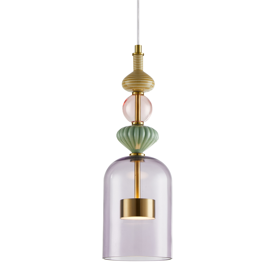 Lampa wisząca Arte z mosiężnymi elementami i fioletowym kloszem. Zawiera ozdobne detale w kolorach zielonym, różowym oraz złotym. Klosz ma formę cylindryczną, a lampa jest zawieszona na cienkim przewodzie. Idealna do nowoczesnych wnętrz.