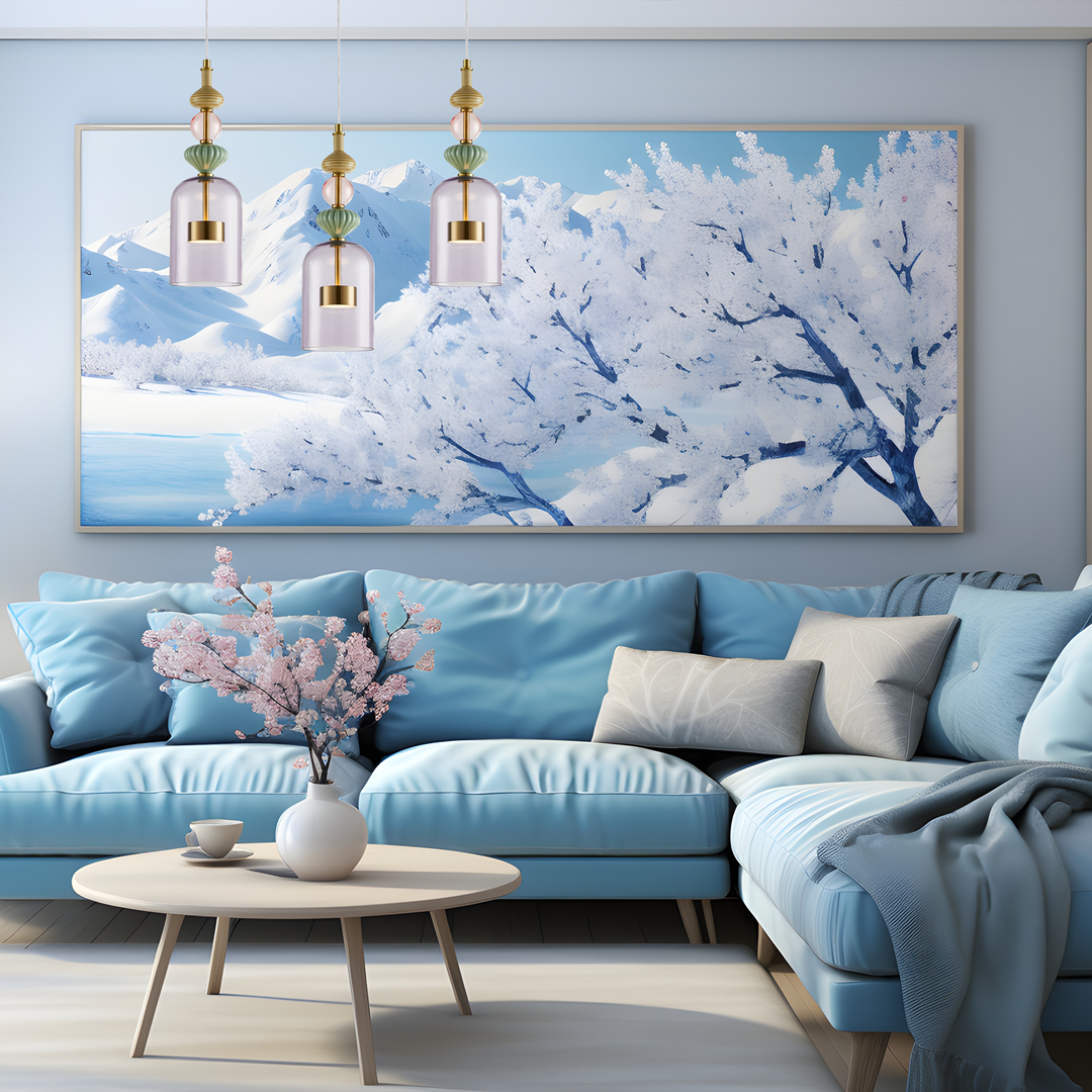 Lampa wisząca Arte z 1 żarówką LED 12W, wykonana z mosiądzu i fioletowego szkła, zawieszona na cienkim sznurku. Produkt ma nowoczesny design i jest umieszczony w jasnym wnętrzu z niebieską sofą oraz dekoracyjnym obrazem w tle.