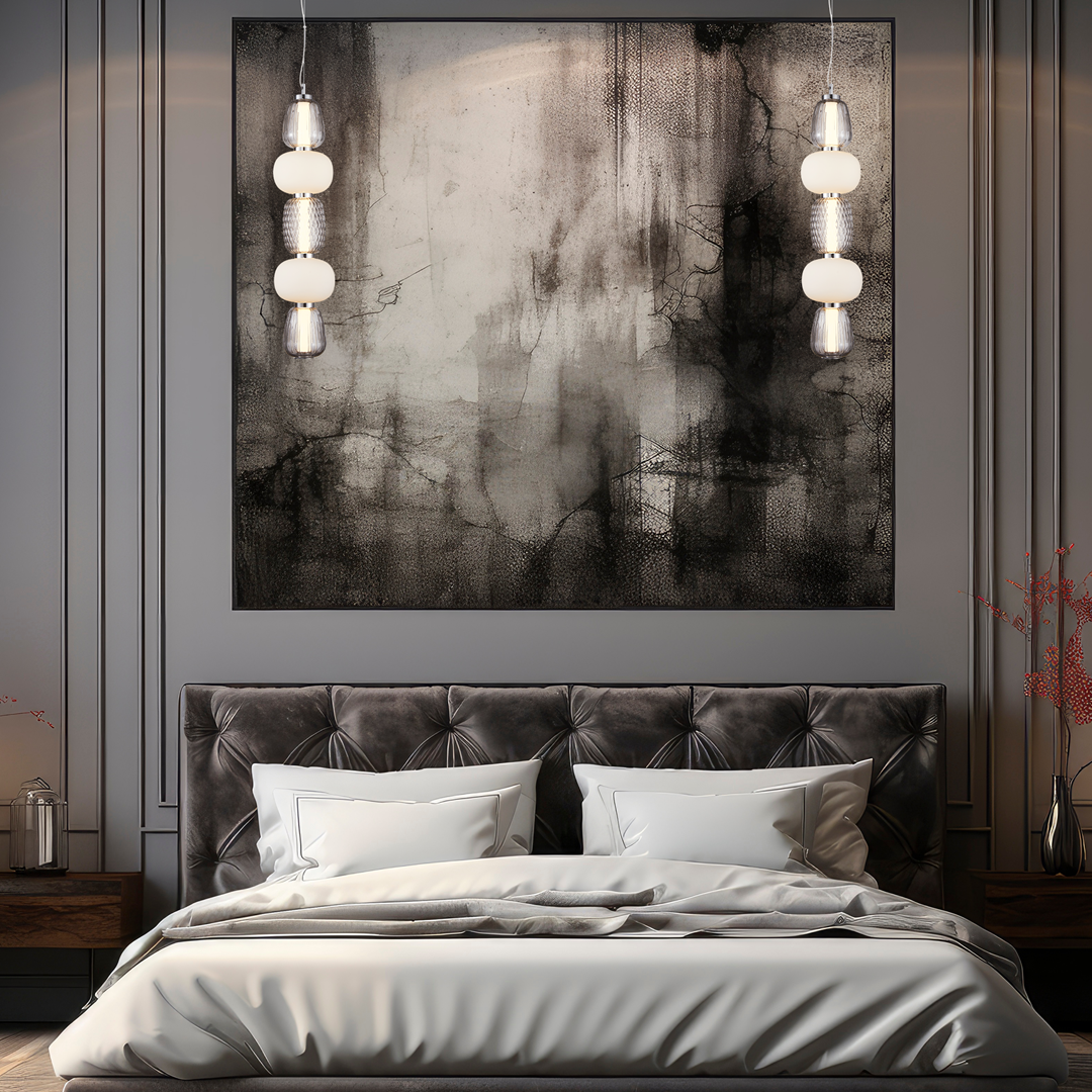 Lampa wisząca Caro z jednym źródłem LED o mocy 40W w chromowanej obudowie. Okrągłe, białe klosze, zawieszone na cienkich linkach, w nowoczesnym wnętrzu sypialni z szarymi ścianami i tapicerowanym łóżkiem.