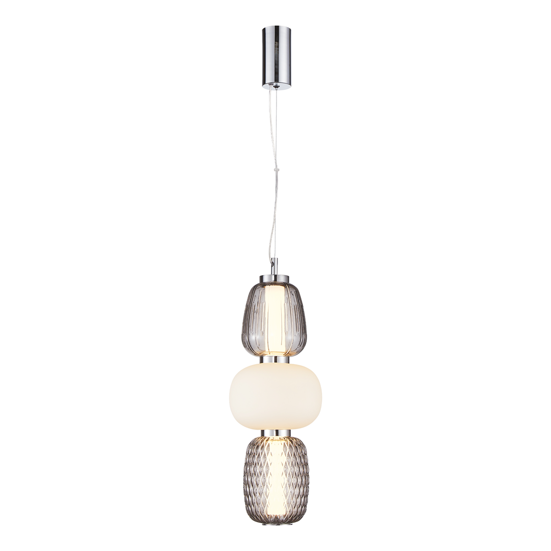 Lampa wisząca Caro z jedną żarówką LED 28W, z chromowanym mocowaniem. Składa się z trzech elementów: górnego szkła w kolorze szarym, białego, matowego klosza oraz dolnego, teksturowanego klosza w kolorze przezroczystym. Zawieszona na cienkim przewodzie.
