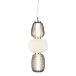 Lampa wisząca Caro z jednym źródłem LED 28W w chromowanej oprawie. Składa się z trzech elementów: przezroczystego, teksturowanego klosza, białego, matowego kulistego klosza oraz dolnego klosza w formie diamentowej. Zawieszona na cienkim przewodzie.