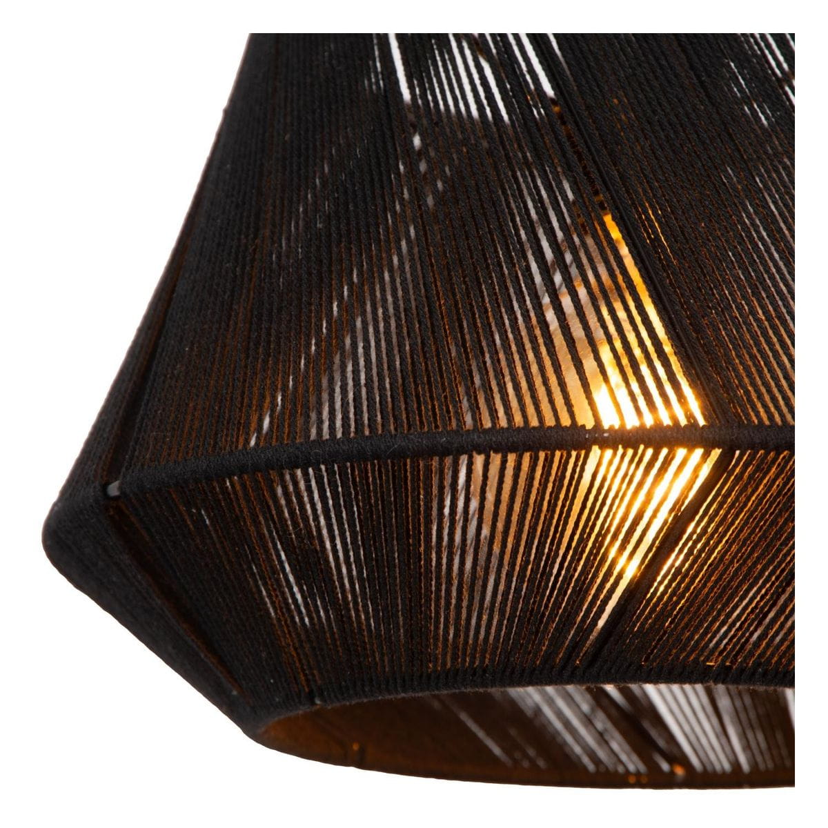 Czarna lampa wisząca Jessica z kloszem o geometrycznym kształcie, wykonanym z cienkich linii materiału. Wewnątrz widoczna żarówka E27, emitująca ciepłe światło, co tworzy przytulną atmosferę. Ujęcie z boku, ukazujące detale konstrukcji.