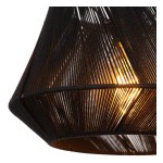 Czarna lampa wisząca Jessica z kloszem o geometrycznym kształcie, wykonanym z cienkich linii materiału. Wewnątrz widoczna żarówka E27, emitująca ciepłe światło, co tworzy przytulną atmosferę. Ujęcie z boku, ukazujące detale konstrukcji.