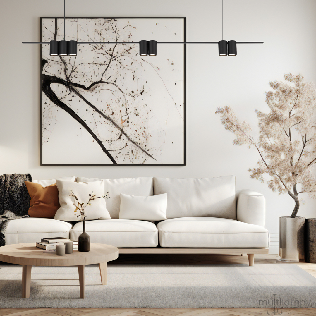 Czarna lampa wisząca Genesis z siedmioma oprawami GU10, zawieszona nad sofą w nowoczesnym wnętrzu. Lampa ma minimalistyczny design, umieszczona na cienkiej, prostokątnej belce, tworzy elegancką aranżację w przestrzeni.