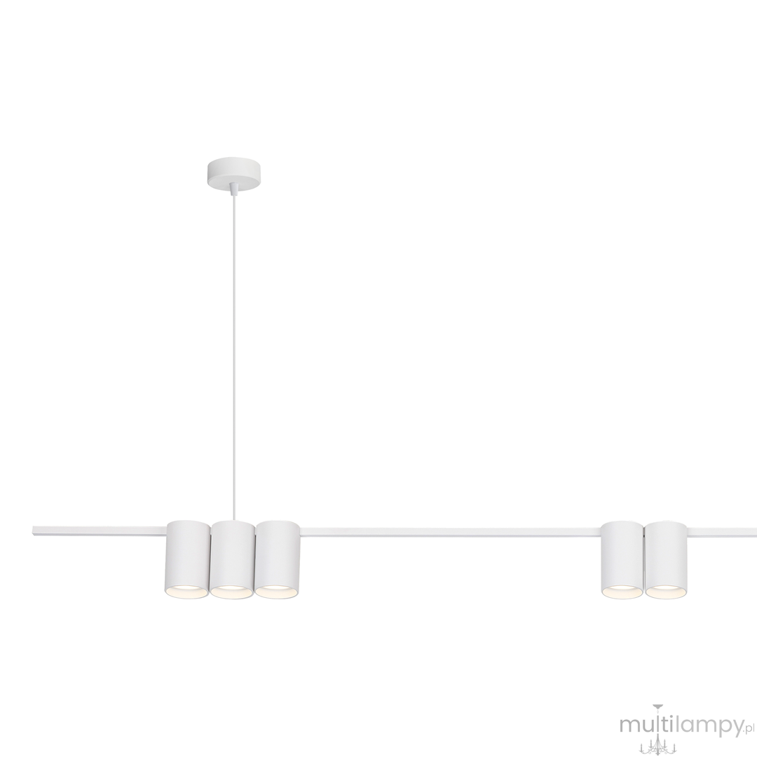 Lampa wisząca Genesis z białym wykończeniem, z trzema cylindrycznymi kloszami na żarówki GU10, zawieszona na cienkim przewodzie. Prosty, nowoczesny design, umieszczona na białym tle.