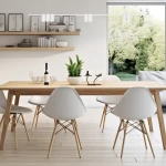 Lampa wisząca Genesis 7xGU10 w kolorze białym, zamontowana nad drewnianym stołem. Posiada minimalistyczny design z sześcioma punktami świetlnymi. W tle widoczna roślinność oraz nowoczesne meble w jasnym wnętrzu.