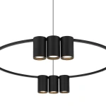 Czarna lampa wisząca Genesis z pięcioma oprawami GU10, z metalowymi cylindrami i okrągłym stelażem. Lampa zawieszona na cienkim przewodzie, idealna do nowoczesnych wnętrz.