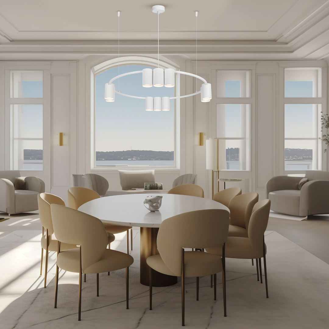 Lampa wisząca Genesis w kolorze białym z dziesięcioma oprawami GU10. Umieszczona w nowoczesnym wnętrzu nad okrągłym stołem, z eleganckimi, beżowymi krzesłami. Oświetlenie w minimalistycznym stylu, podwieszone na cienkich linkach.