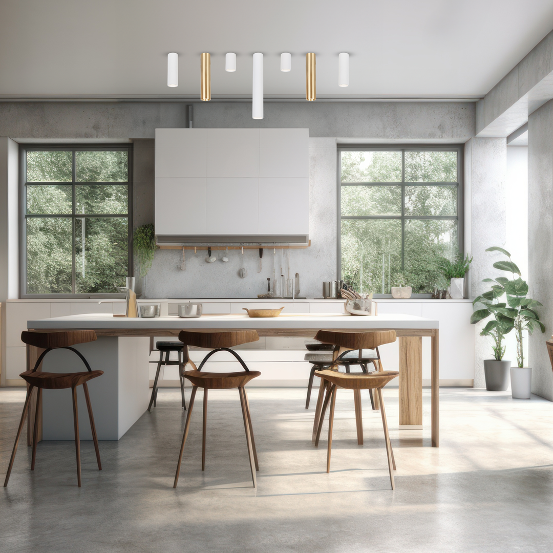 Lampa sufitowa Genesis H30 z jedną oprawą GU10, w kolorze złotym i białym, zawieszona w nowoczesnej kuchni. Słupki świetlne w różnych długościach na tle minimalistycznego wnętrza z drewnianymi krzesłami i jasnymi meblami.