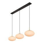 Lampa wisząca Elysee z trzema kulistymi kloszami w kolorze mlecznym, zawieszona na czarnym stelażu z elementami w kolorze złotym. Klosze mają gładką, zaokrągloną formę, a całość jest zawieszona na cienkich linkach.
